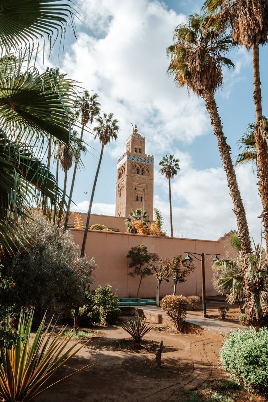 🏨 Marrakech : la destination incontournable pour vos locations de vacances au Maroc 1 koutoubia mosque tower in marrakech garden setting