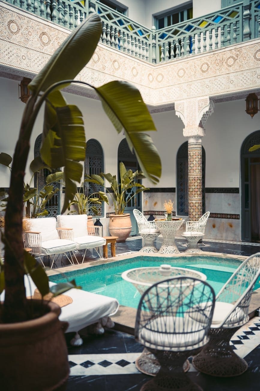 🏨 Marrakech : la destination incontournable pour vos locations de vacances au Maroc 3 white and blue swimming pool